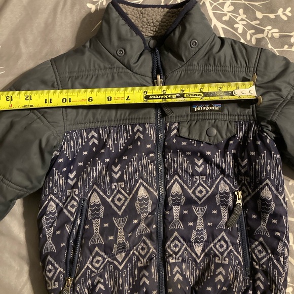 Patagonia Tribbles Reversible Kids' Black and Blue Patterned Puffer Jacket - Picture 8 of 9